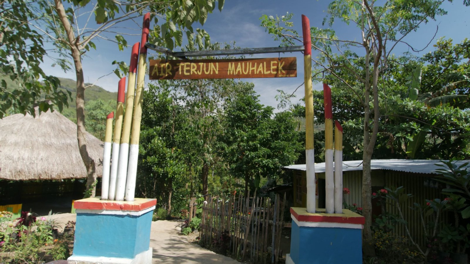 Gerbang masuk kawasan Air Terjun Mauhalek