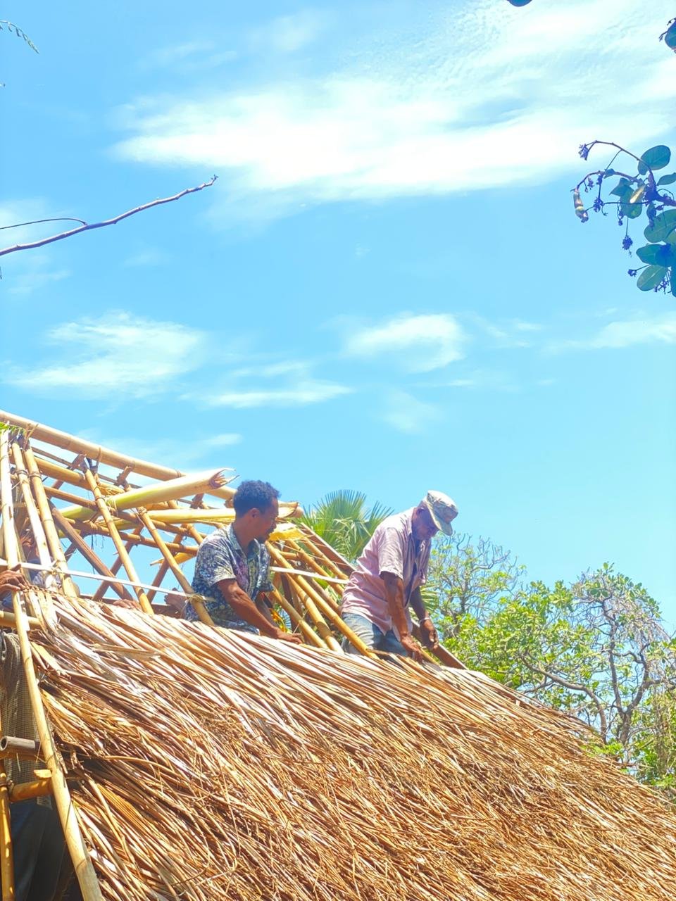 Kebersamaan dalam perbaikan rumah adat Napaulun