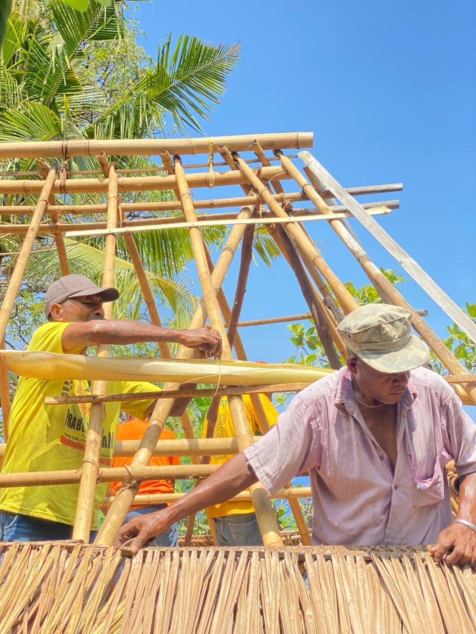 Masyarakat merawat rumah adat di Kampung Napaulun