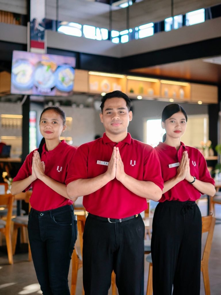Staf menyambut pengunjung di Umera Kofie