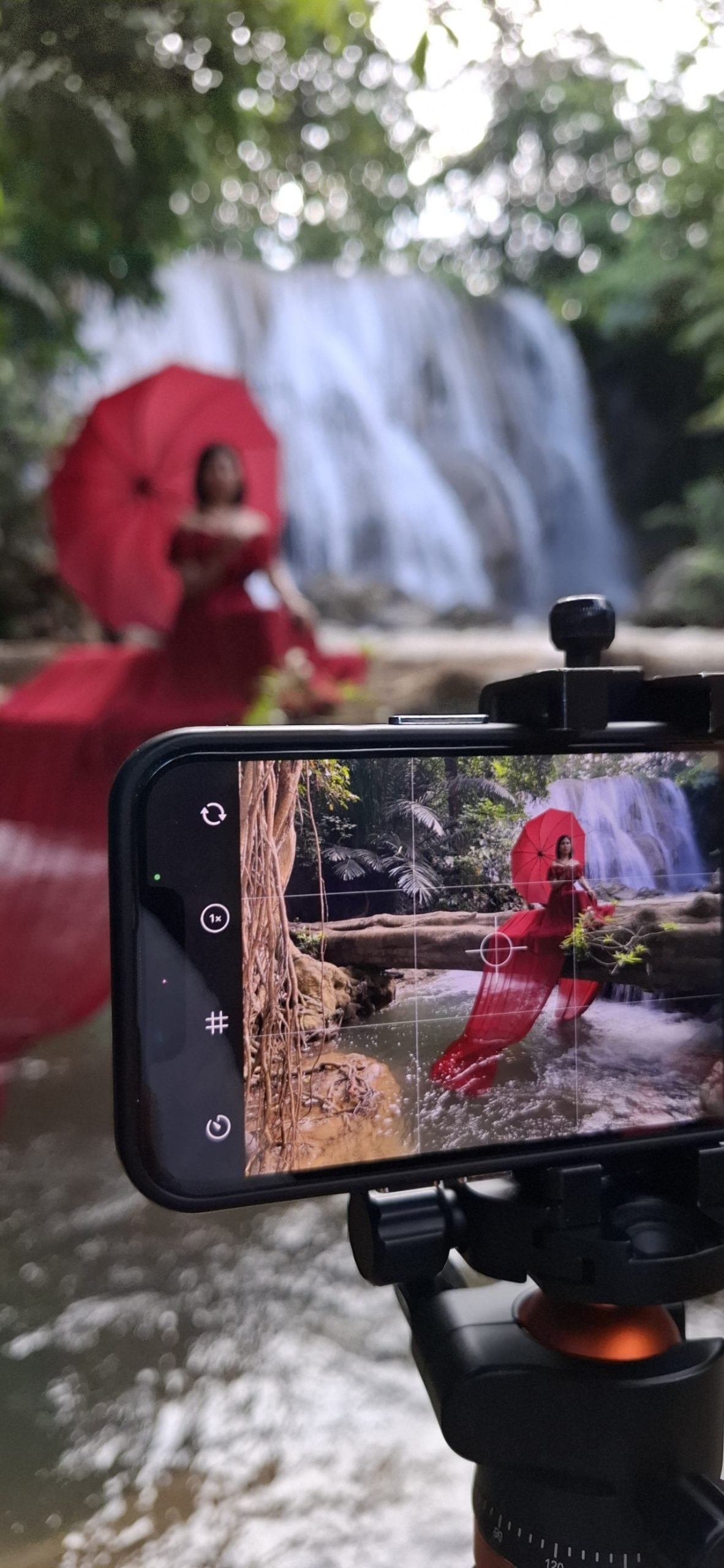 Merekam suasana pemotretan di Air Terjun Oenesu