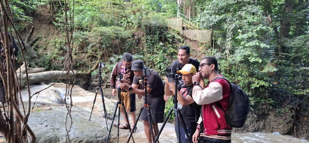 Tempatnya cukup sejuk karena dikelilingi pepohonan rindang, jadi kamu tidak perlu khawatir dengan teriknya matahari khas Kupang.