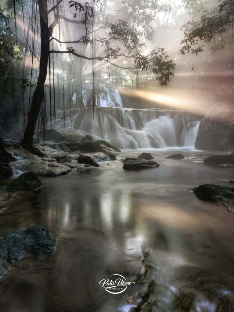 contoh Roll Ray of Light pagi hari di Air Terjun Oenesu