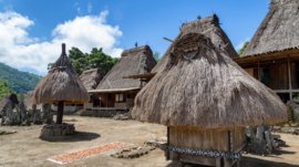 Rumah dan bangunan adat Kampung Bena di Ngada